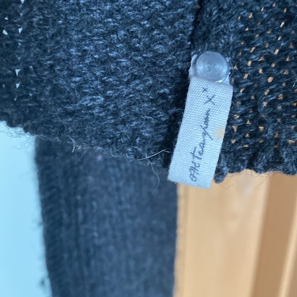 Only worn a few times women’s top. Brand is OneXOneTeaspoon. - Picture 4 of 4